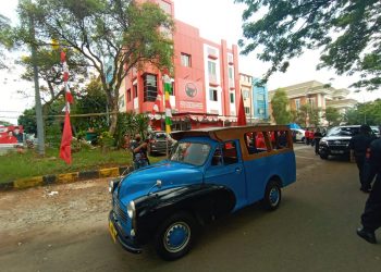 Daftar ke KPU, Muhamad-Saras Naik Oplet Si Doel