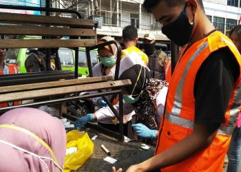 Tak Punya Uang Bayar Denda, Pelanggar PSBB di Tangsel Bersihkan Sampah