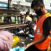 Tak Punya Uang Bayar Denda, Pelanggar PSBB di Tangsel Bersihkan Sampah