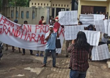 Geruduk Kantor Desa, Warga Tuntut Perbaikan Jalan ke Pengembang Grand Harmoni Balaraja