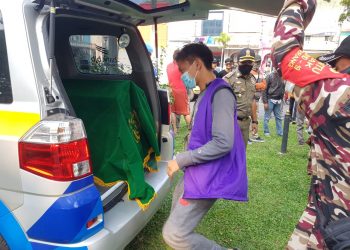 Warga Tak Pakai Masker Dimasukkan ke Mobil Jenazah