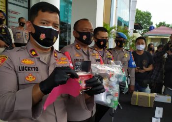 Polsek Kelapa Dua Gerebek Rumah yang Produksi Ekstasi di Cipondoh
