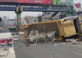Truk Terguling, Tabung Gas Berserakan di Jalan Raya Serpong