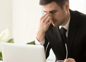 Risiko Kesehatan Setelah Menatap Layar Komputer Terlalu Lama