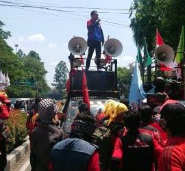 Ribuan Buruh Gelar Aksi Demo Tolak RUU Omnibus Law Ciptaker 