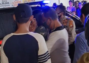Kedapatan Ganjal ATM Orang Lain, Suami Istri Digelandang ke Mapolsek Pondok Aren