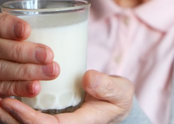 Apakah Lansia Masih Perlu Minum Susu? Berapa Banyak yang Dibutuhkan?