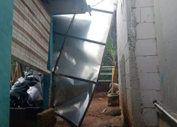 Papan Reklame di Tangsel Diterjang Hujan Angin, Enam Rumah dan Sepeda Motor Rusak