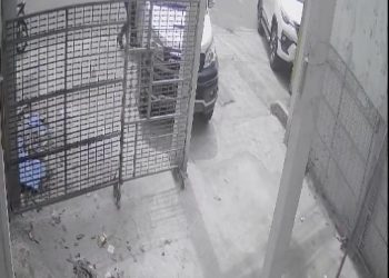 Pelaku Pecah Kaca Mobil Terekam CCTV 