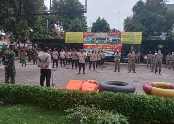 Personil Gabungan Cek Perlengkapan Bencana di Mapolsek Jatiuwung