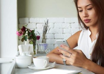 4 Jenis Gangguan Kesehatan Akibat Terlalu Sering Bermain Smartphone