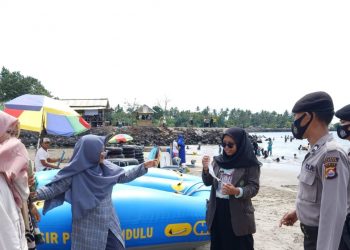 Wisatawan di Pantai Anyer Diberi Himbauan Prokes Covid-19