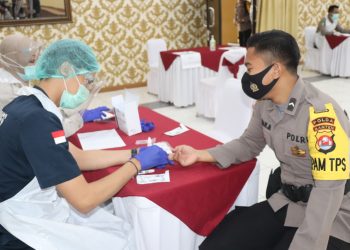 Petugas Pengamanan Pilkada Dirapid Test