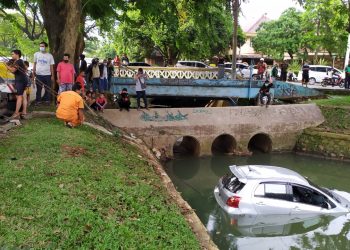 Sempat Tabrak Trotoar, Mobil Sedang di Bintaro Nyemplung Ke Kali 