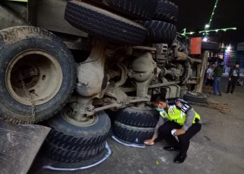Dua Pengendara Sepeda Motor Tewas Tertimpa Truk