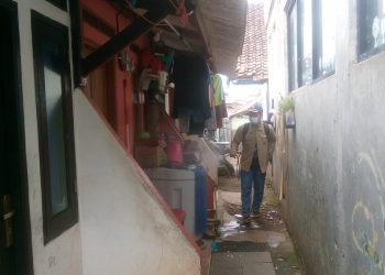 Cegah Penyebaran Covid-19, Kelurahan dan Kartar Pakbar Semprot Disinfektan