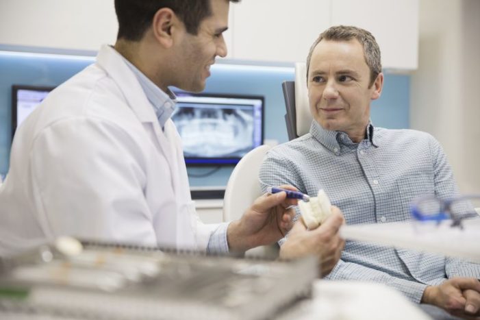 gigi ompong pada lansia