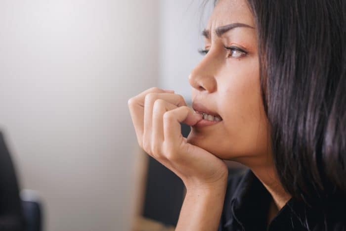 bahaya menggigit kuku