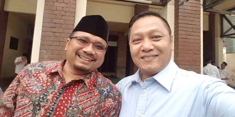 Adhie Masardi (kanan) dan Menteri Agama, Yaqut Cholil Qoumas (kiri). (IST)