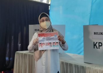 Nyoblos di TPS 08 Pondok Pucung, Azizah Optimistis Menang Di Pilkada Tangsel