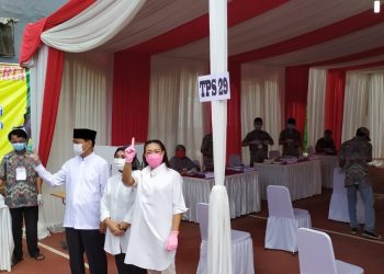 Datangi TPS, Calon Walikota Tangsel Nomor Urut 1 Didampingi Keluarga dan Saraswati
