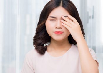 6 Cara Mengatasi Mata yang Perih dan Terasa Panas Berdasarkan Penyebabnya