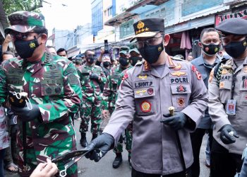 Pantau Prokes, Panglima TNI dan Kapolri Sebar Masker di Pasar Tanah Abang