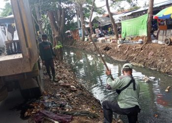 Antisipasi Banjir, Sampah di Pasar Sipon Cipondoh Dibersihkan