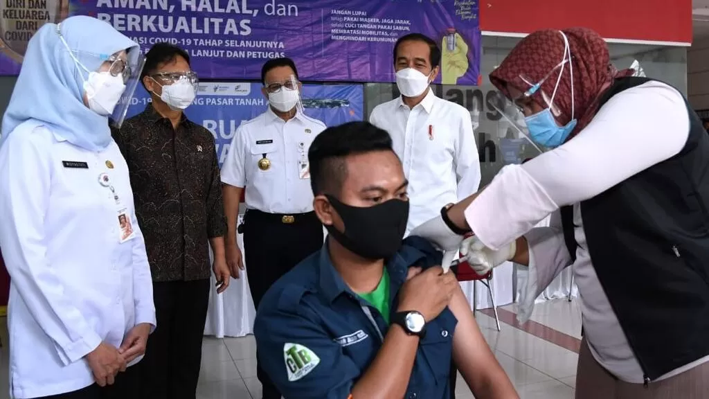Presiden Jokowi Sidak Vaksinasi Massal Pedagang di Pasar Tanah Abang