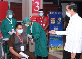 [FOTO] Presiden Joko Widodo Tinjau Vaksinasi Massal Bagi Pelayan Publik di Jawa Tengah