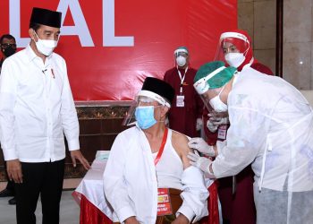 [FOTO] Presiden RI Tinjau Vaksinasi Massal Untuk Para Ulama, Tokoh Lintas Agama, dan Santri di Jawa Tengah