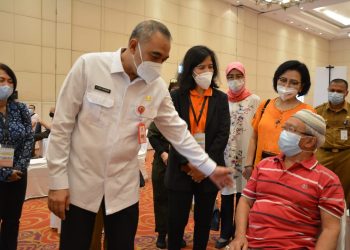 Bupati Zaki Pantau Vaksinasi Lansia