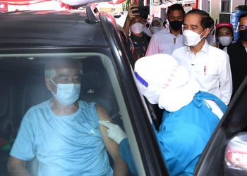 Presiden Jokowi Tinjau Vaksinasi Massal untuk Lansia dan Pengemudi Ojek Daring di GOR Pajajaran Bogor