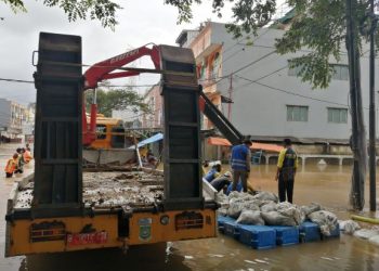 Antisipasi Banjir, Pemkot Tangerang Pasang Tanggul di Ciledug Indah