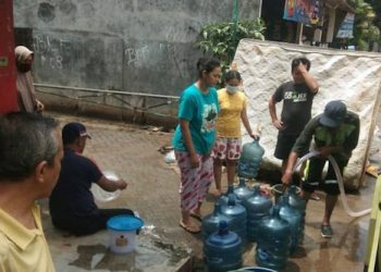 Pemkot Tangerang Distribusikan Air Bersih Bagi Korban Banjir