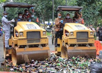 Ribuan Botol Miras Hasil Razia Dimusnahkan Pemkot Tangerang