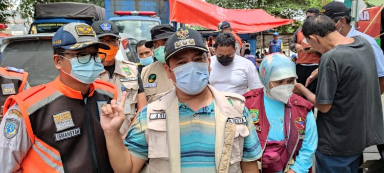 Walikota Tangerang Arief R Wismansyah saat memantau banjir. (KEY)