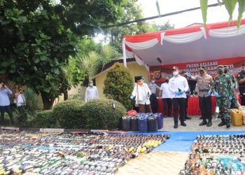 Polda Banten Musnahkan Ribuan Botol Miras