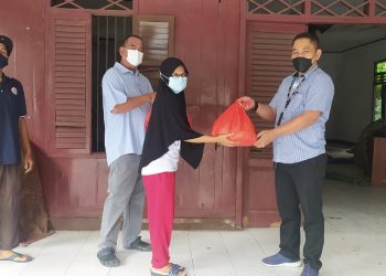 Jelang Lebaran, Indah Kiat Distribusikan Ribuan Paket Bahan Pangan Door to Door