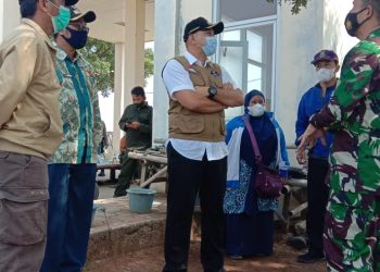 Bupati Zaki Bubarkan Wisatawan Di Pantai Tanjung Pasir