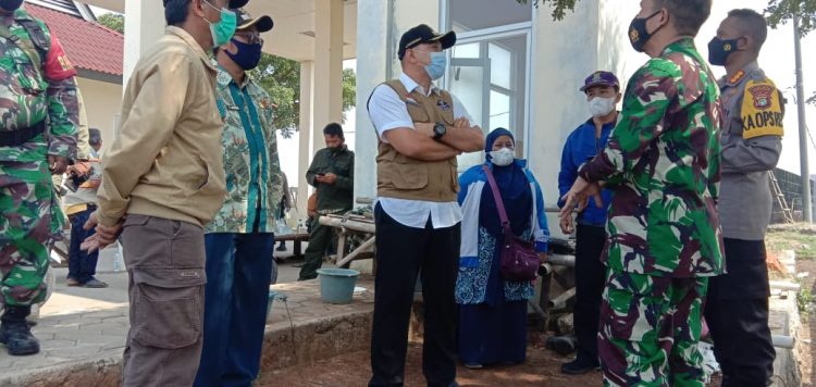Bupati Tangerang Zaki Iskandar saat membubarkan wisatawan di Pantai Tanjung Pasir. (RIK)
