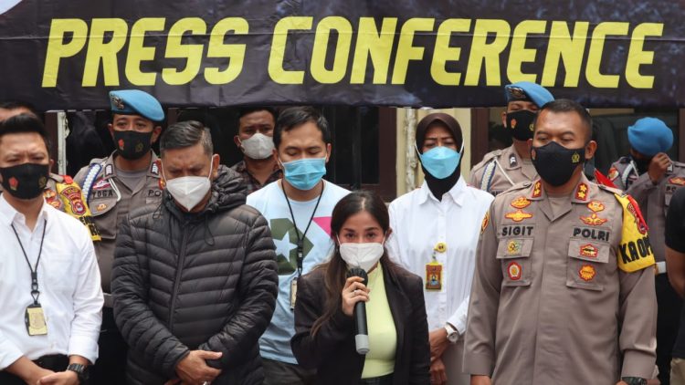 Perempuan pemaki petugas minta maaf di Mapolres Cilegon. (RLS)