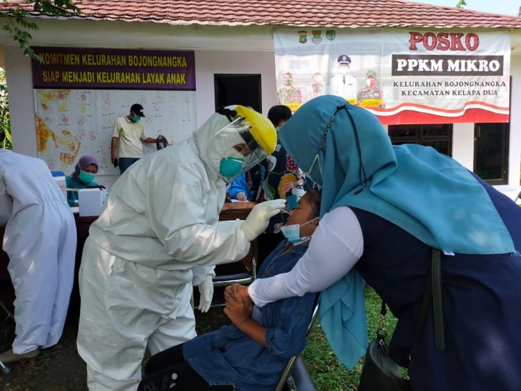 Ilustrasi warga Diswab antigen. (NET)