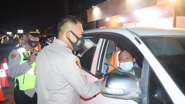 Petugas Polda Banten memeriksa kendaraan pemudik. (RLS)