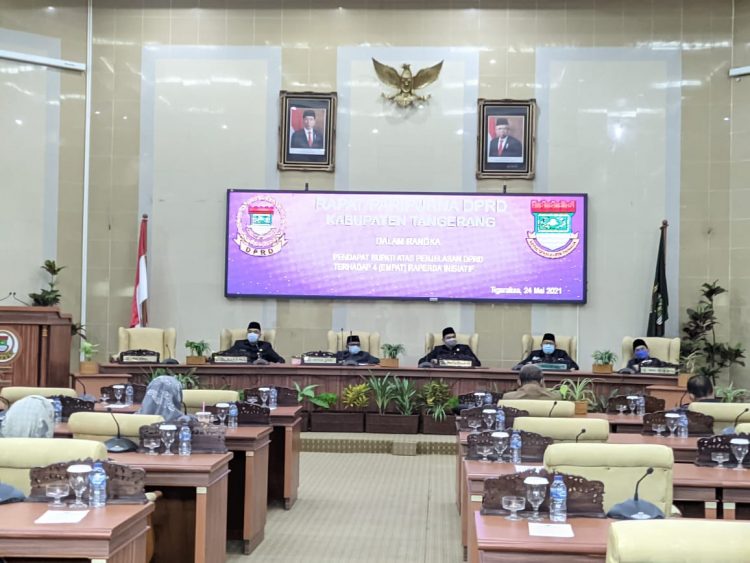 Rapat paripurna membahas empat raperda inisiatif. (RIK)