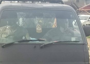 Unik, Polsek Cisauk Sosialisasikan Pemudik Untuk Swab Antigen dengan Mengarak Pocong