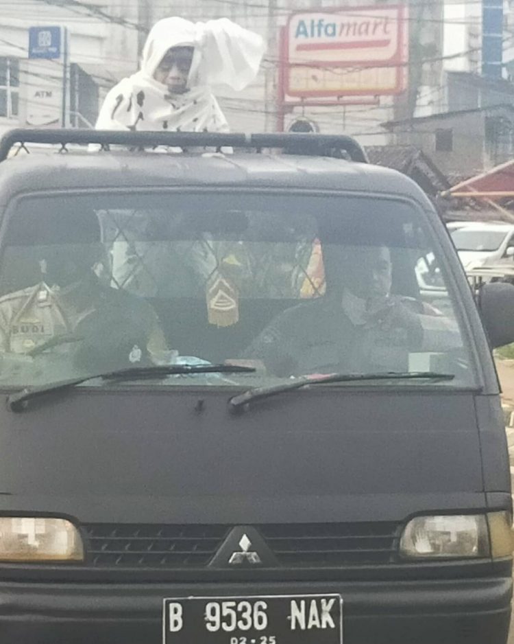 Pocong berdiri di mobil sebagai sosialisasi dari Polsek Cisauk agar pemudik diswab antigen. (PHD)