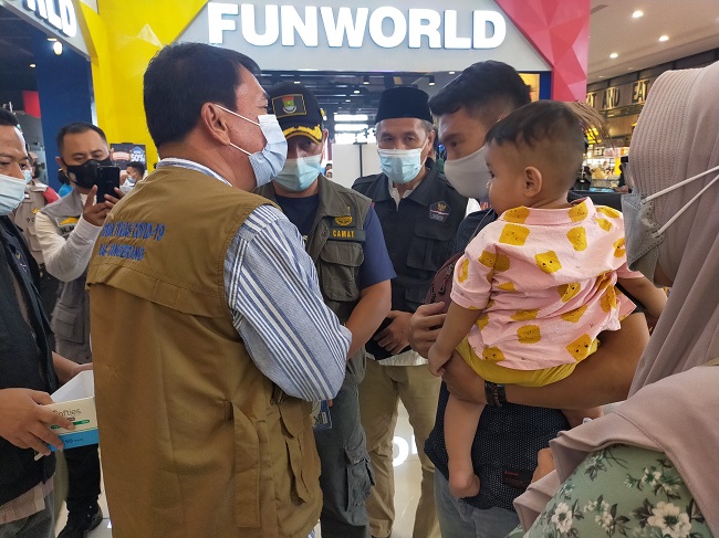 Sekda Kabupaten Tangerang Rudi Maesyal Rasyid saat sidak di tempat wisata di Cikupa. (RIK)