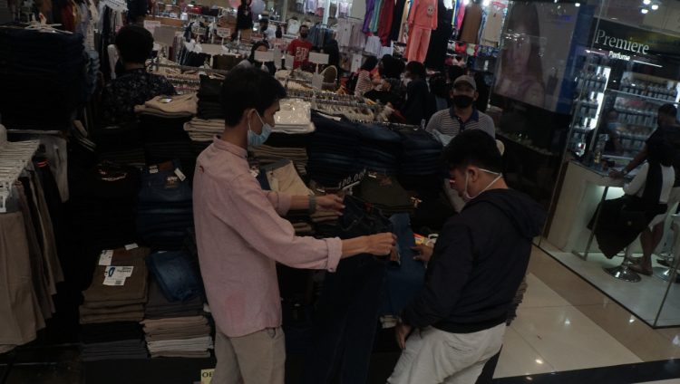 Warga tengah berbelanja di pusat perbelanjaan di Kota Tangerang. (RIN)