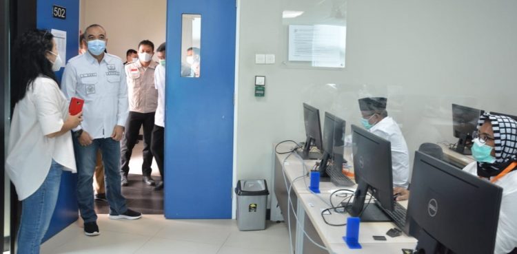 Bupati Tangerang Zaki Iskandar memantau pelaksanaan tes kemampuan dasar calon kepala desa di Kampus UMN. (RIK)